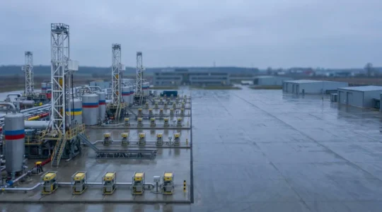 Installations industrielles de prospection gazière avec équipements de forage et géophysique dans un environnement technique professionnel