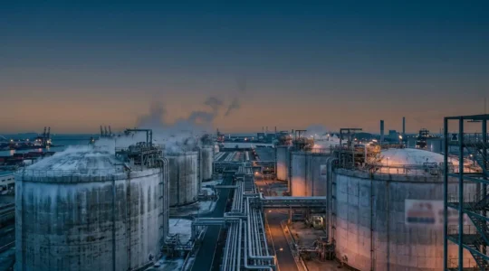 Installation industrielle de liquéfaction de gaz naturel avec réservoirs cryogéniques