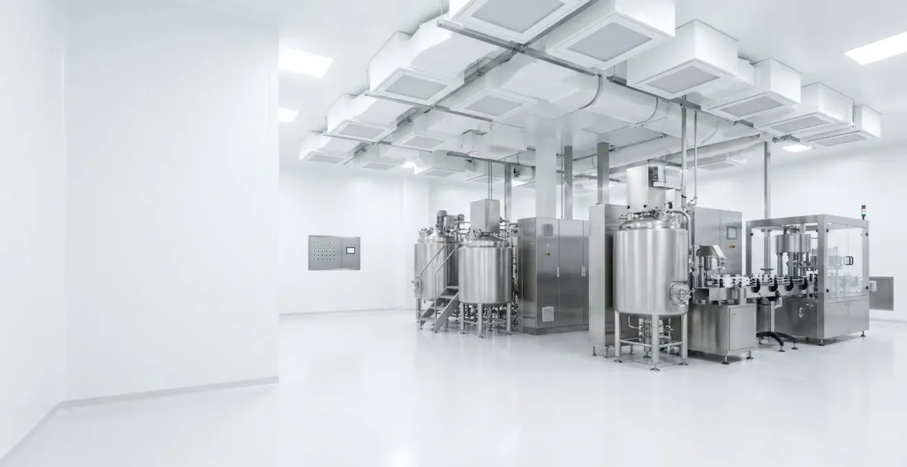 Vue panoramique d'une salle blanche pharmaceutique moderne avec système de contrôle de pression différentielle